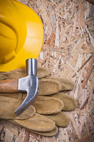 Martillo, gorro duro y guantes protectores — Foto de Stock