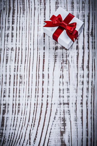 Geschenkbox mit roter Schleife — Stockfoto