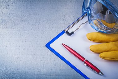 Plastik gözlük, eldiven, not defteri ve kalem