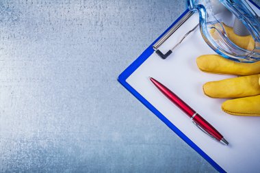 Plastik gözlükler, koruyucu eldiven ve not defteri
