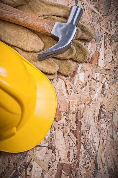 Martelo, capacete de construção e luvas de couro — Fotografia de Stock