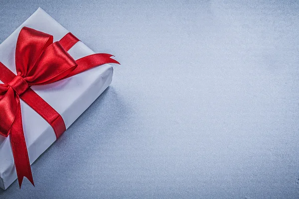 Gift with red bow — Stock Photo, Image