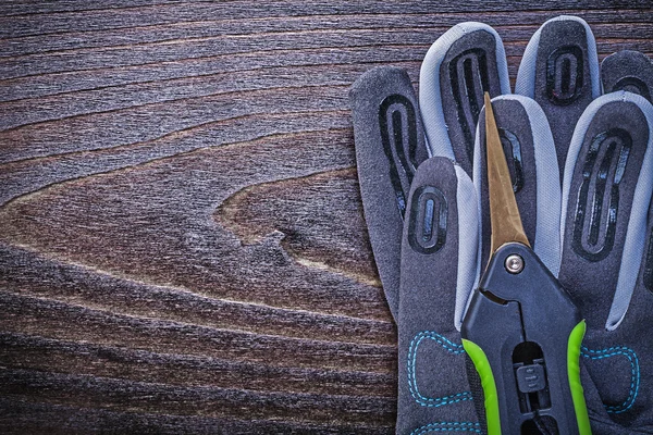 Pracovní ochranné rukavice a nůžky — Stock fotografie
