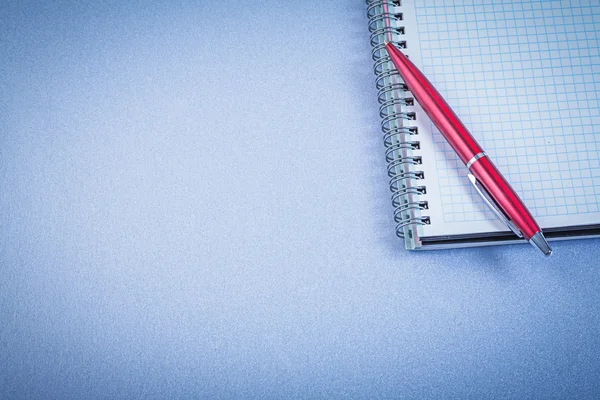 Red ballpoint pen and notepad — Stock Photo, Image