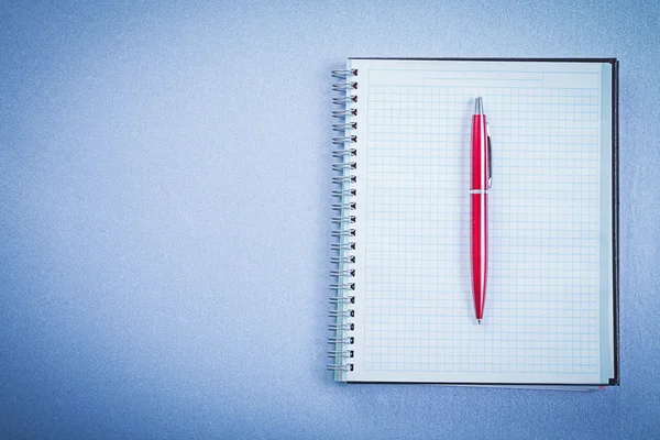 Red ballpoint pen and notepad — Stock Photo, Image