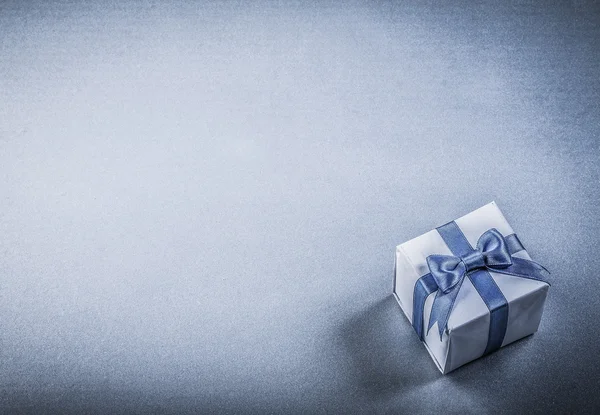 Present box with tied bow — Stock Photo, Image
