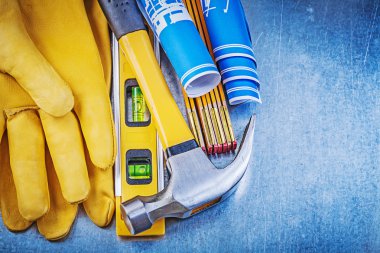 Emanet eldiven, çekiç ve inşaat seviyesi