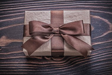 Kahverengi yay ile mevcut kutusu