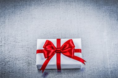 Kırmızı yay ile mevcut sarılmış