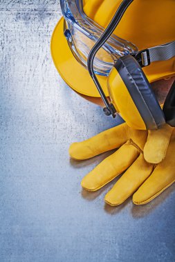 Koruyucu gözlük, kask ve Emanet eldiven