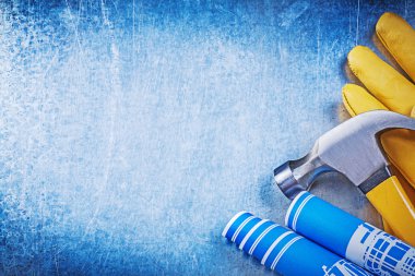 Koruyucu eldiven, inşaat çizimleri ve çekiç