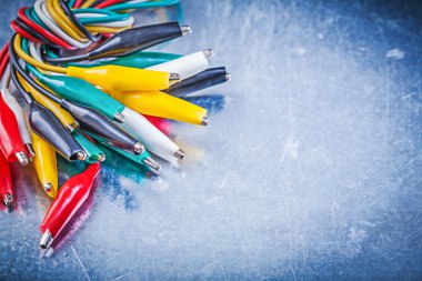 Çok renkli timsah klip kabloları kümesi
