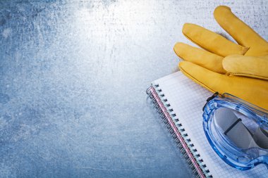 Koruyucu gözlük, eldiven ve defterini