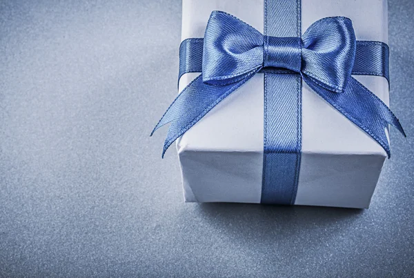 Geschenk-Box auf blau — Stockfoto