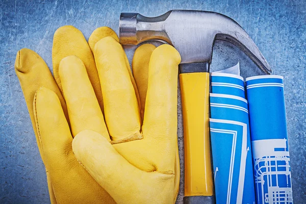 Guantes de seguridad, planos y martillo — Foto de Stock