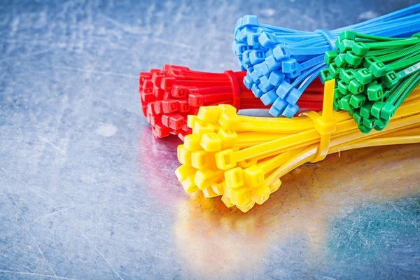 Çok renkli plastik kabloları bağlama — Stok fotoğraf