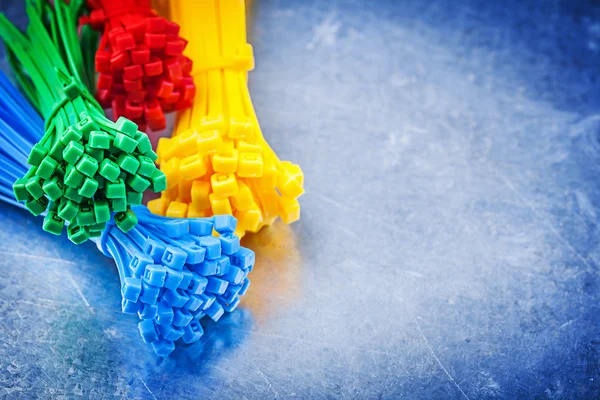 Набор многоцветных пластиковых кабелей для завязывания — стоковое фото