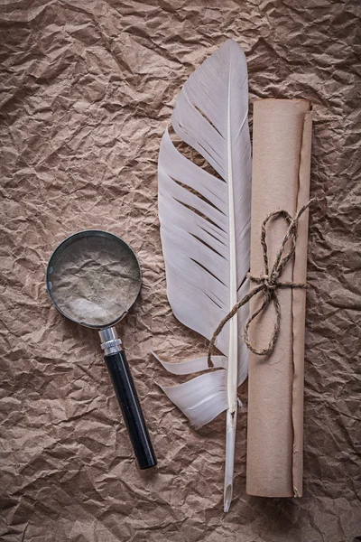 Pena vintage, lupa e pergaminho com fio — Fotografia de Stock