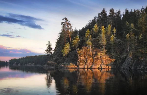 Pôr Sol Bonito Com Natureza Nórdica Clara Grande Pinheiro Rochas — Fotografia de Stock