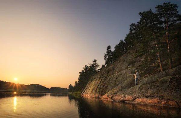 Prachtige Zonsondergang Zonnestralen Met Schone Nordic Natuur Hengelaars Dennenbomen Rots — Stockfoto