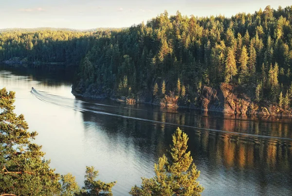 Angler Der Nähe Einer Insel Mit Granitfelsen Und Wäldern Nordeuropa — Stockfoto