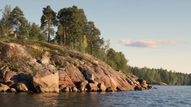 Çam ağaçlı granit kayalar, Kuzey Avrupa, Baltık denizi ve Finlandiya körfezindeki kıyı şerididir. Temiz Kuzey doğası