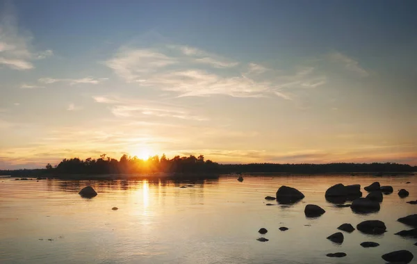 Solen Sätter Sig Den Gömda Vackra Solnedgångar Reflekterande Vatten Ren Stockbild