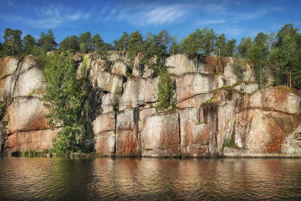 Costa Rocosa Nórdica Árboles Acantilados Golfo Finlandia Bahía Vyborg Horizonte —  Fotos de Stock