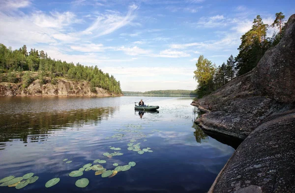 Pesca Del Pescatore Sulla Barca Nella Baia Rocciosa Nordica Beatiful — Foto Stock