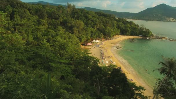 Laem Sing beach. Ön Phuket. Thailand. Visa från hill — Stockvideo