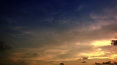 Hızla kararan gökyüzü günbatımı. Timelapse