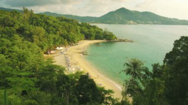 Üstten Görünüm turist ile tropikal bir Beach. Tayland. Phuket. Kamala
