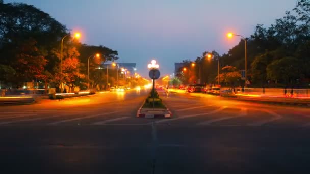 晚上车辆交通在城市的街道上 — 图库视频影像