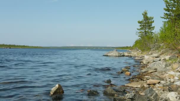 Paysage nordique avec lac Imandra avec rivage rocheux. Russie 