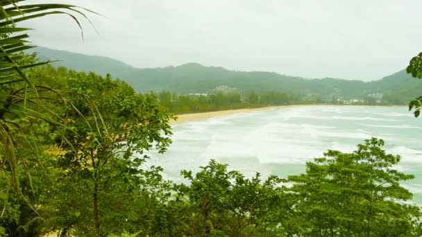 Kamala Beach σε μια συννεφιασμένη μέρα. Ταϊλάνδη. Νησί Πουκέτ — Αρχείο Βίντεο