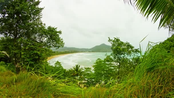 Zien door de bomen op een lege strand op een bewolkte dag. Thailand. Phuket Island — Stockvideo