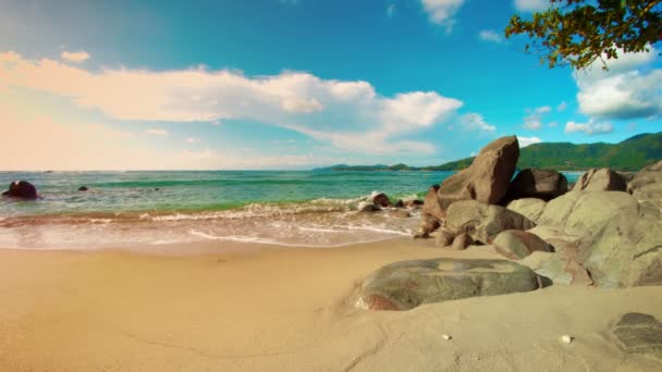 Tropisch strand zonder mensen. Rotsen en geel zand. Thailand. Phuket — Stockvideo