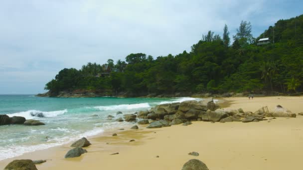 Vacker liten strand med gyllene sand och klippor. Thailand. Phuket — Stockvideo