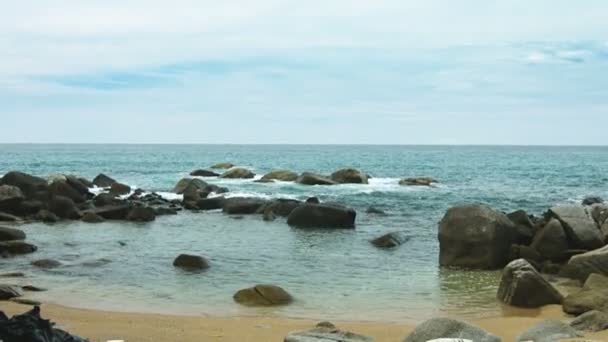 Uma lixeira horrível na praia. Tailândia. Phuket. — Vídeo de Stock