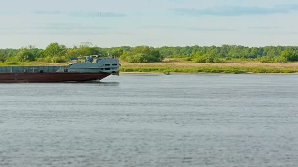 Beladen zelfrijdende barge drijvend op de rivier — Stockvideo