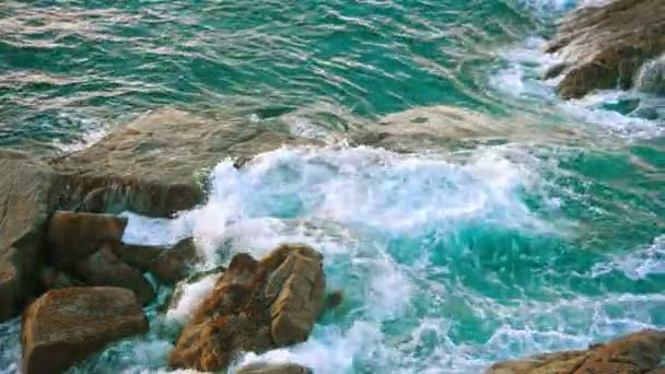 Waves and rocks. Tropical sea coast. Thailand — Stock Video