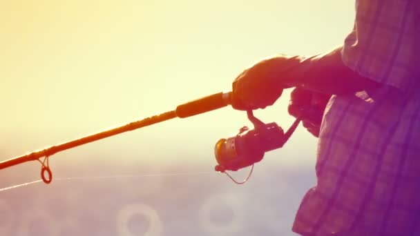 Pescador captura un gran pez en la orilla del mar tropical — Vídeos de Stock