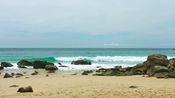 Playa tropical desierta con arena y rocas — Vídeos de Stock