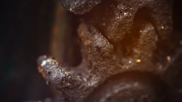 Rotando viejos engranajes oxidados de cerca — Vídeo de stock