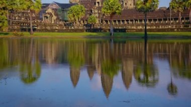 Açık mavi gökyüzü hızlandırılmış olarak Angkor Wat üzerinde