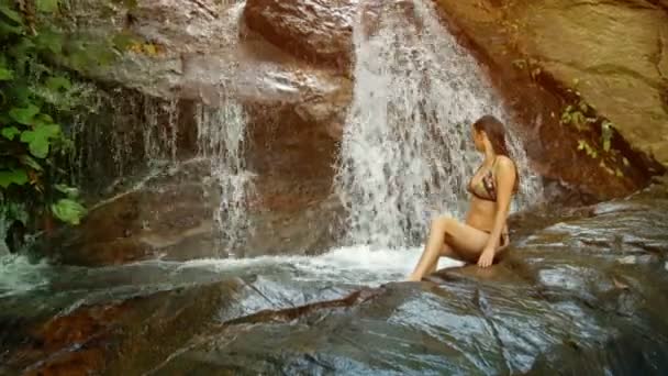 Turystyczny kąpiel w wodospadzie lasu. Tajlandia. Phuket Island — Wideo stockowe