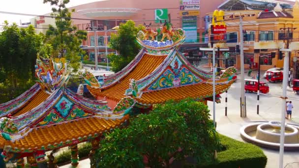 Patong. phuket. Thailand - ca. Nov 2014: Blick auf das Dschungel-Einkaufszentrum über buddhistische Schreine und einen Brunnen in Patong. phuket. Thailand — Stockvideo