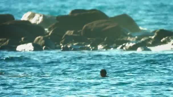 Phuket. Thailand - Circa Sep 2014: Lokale man controles vallen voor vis in de zee in de buurt van de kust — Stockvideo