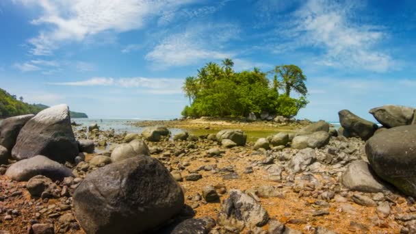 Verre tropisch eiland in Thailand lage hoek vanuit — Stockvideo