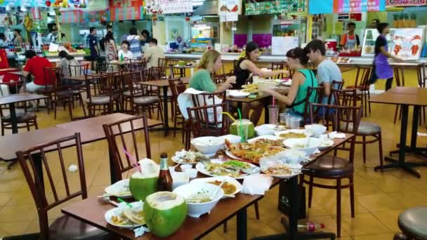 Patong. Phuket. Thaiföld - Circa Nov 2014: Turisták boldogan beszélgető és Patong helyi élelmiszer bíróság előtt egy asztalnál eszik. Phuket. Thaiföld. Asia — Stock videók